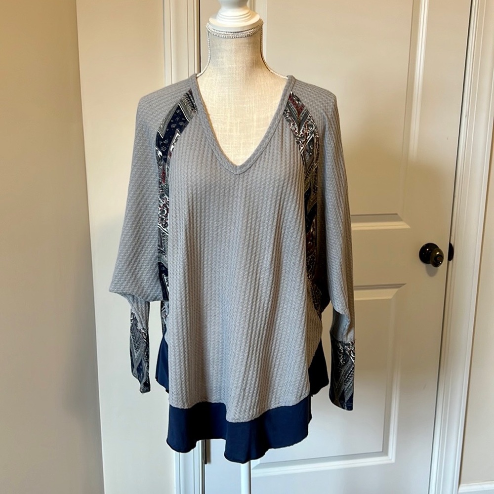 Umgee Hi-Lo Tunic Gray Base with Pretty Navy Red Green Print❤️GREAT CONDITION! - Picture 4 of 11